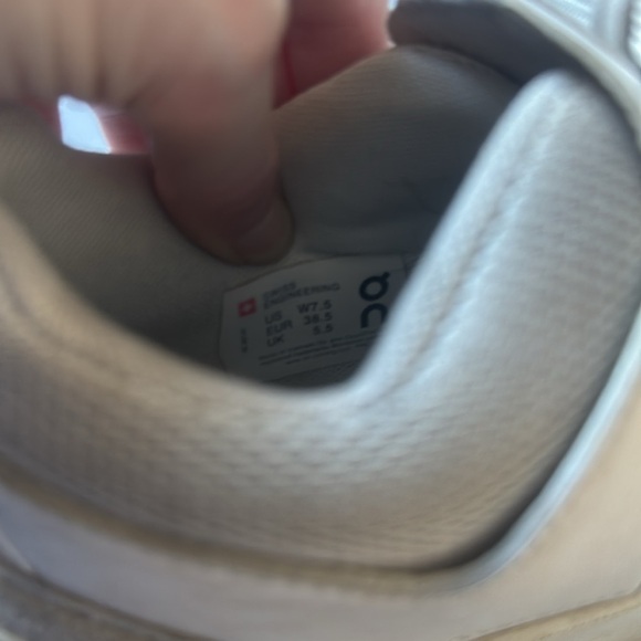 ON RUNNING The Roger Advantage in White Size 7.5 - Picture 7 of 9
